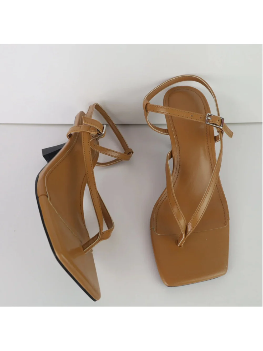 Marc Fisher LTD Calinda Sandals 5.5M Medium Natural Leather Thong Heels 0480